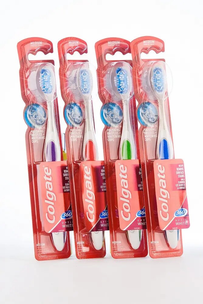 Зубна щітка Colgate 360 ° Optic White відбілююча середньої жорсткості фото